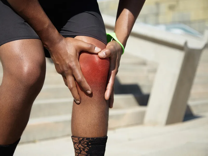 Restore24 Chiropractic treating knee pain in Overland Park