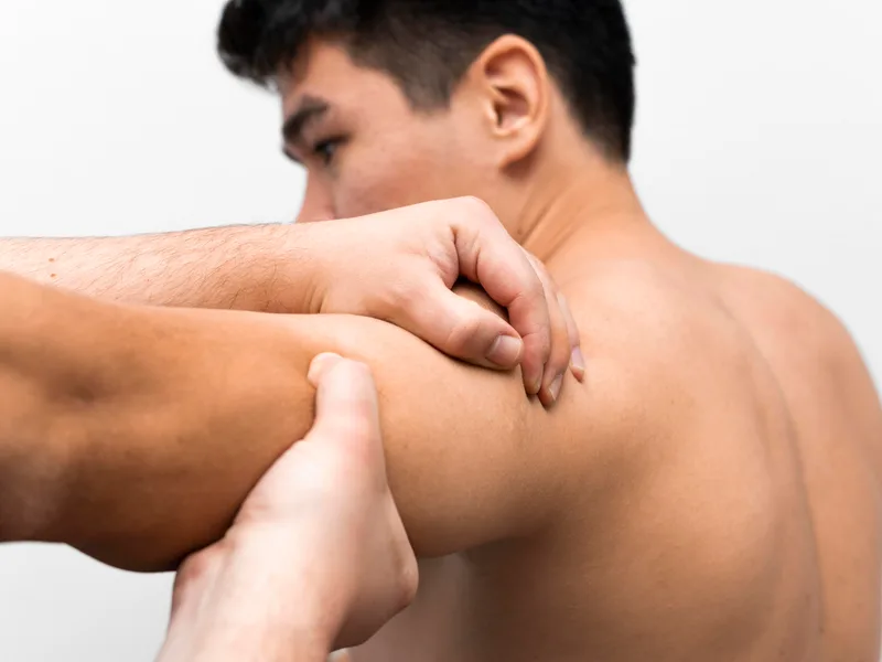 Restore24 Chiropractic treating shoulder pain in Overland Park